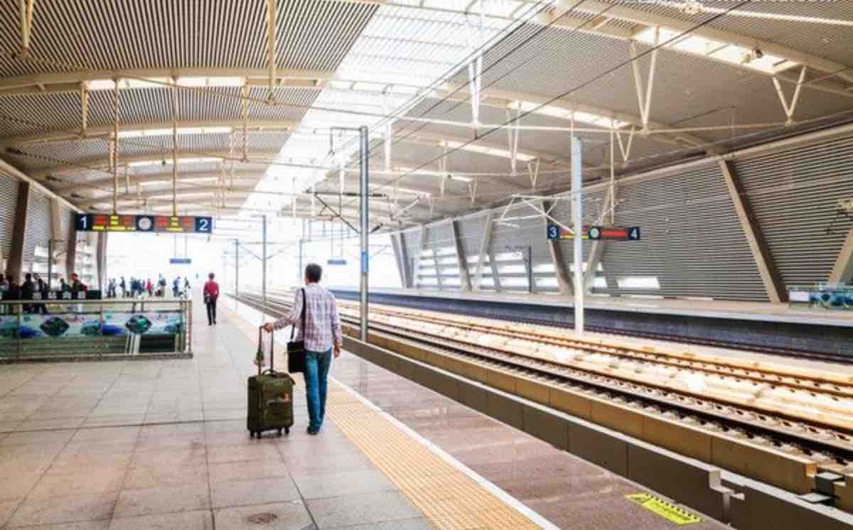 他转过身,大踏步的走过去,我盯着他的背影,但是他再也没有回身.